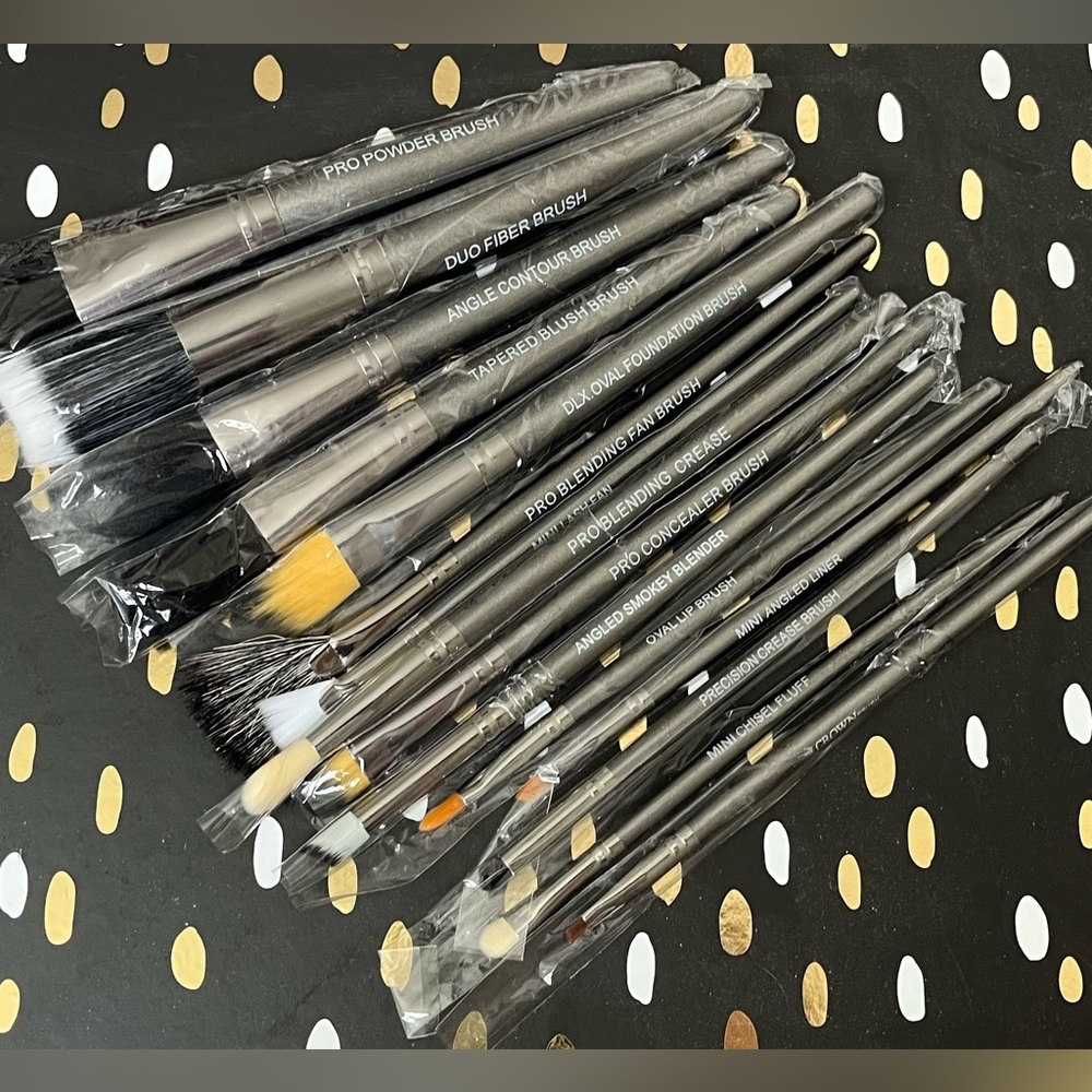 CROWN MAKEUP BRUSHES (15)
